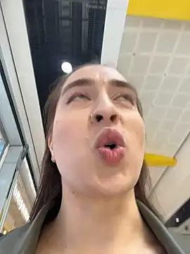 Holly Play online show from April 21, 2026, 11:06 am