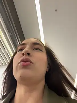 Snapshot of Holly_Play chatting on October 9, 2025, 7:09 am Holly Play online show from October 9, 2025, 7:09 am