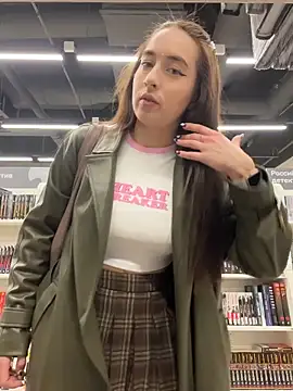 Snapshot of Holly_Play chatting on November 4, 2025, 9:13 am Holly Play online show from November 4, 2025, 9:13 am