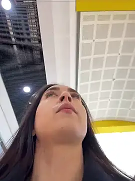 Snapshot of Holly_Play chatting on February 26, 2025, 8:06 am Holly Play online show from February 26, 2025, 8:06 am