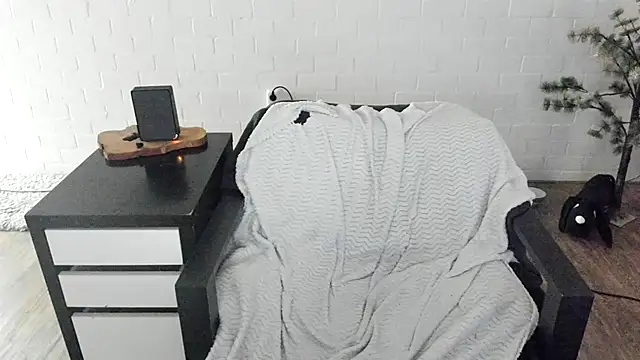 MendiPetite online show from March 16, 2026, 8:44 pm