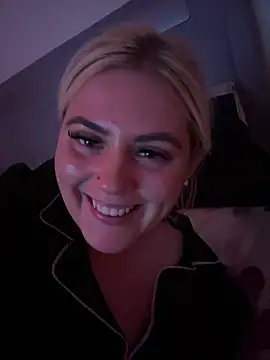 Snapshot of Blondiee3088 chatting on December 14, 2024, 2:00 am Blondiee3088 online show from December 14, 2024, 2:00 am