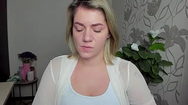 Snapshot of MariaSttone chatting on October 25, 2025, 1:45 pm MariaSttone online show from October 25, 2025, 1:45 pm