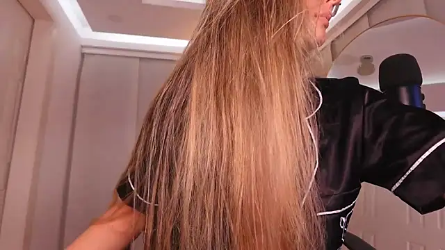 nicollefiorett online show from November 22, 2025, 1:15 am