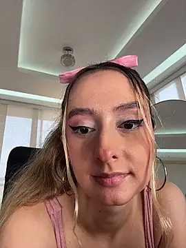 nicollefiorett online show from November 7, 2025, 10:03 pm