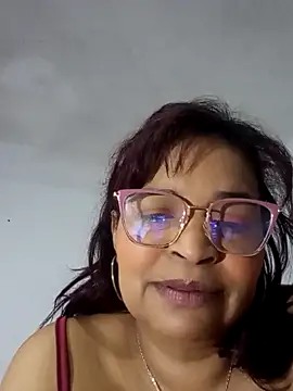 Snapshot of _violetta_- chatting on October 6, 2025, 12:28 pm  violetta - online show from October 6, 2025, 12:28 pm