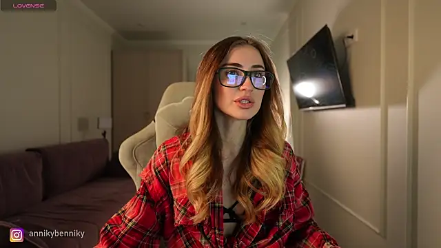 Coconutkittyy online show from October 6, 2025, 4:41 pm