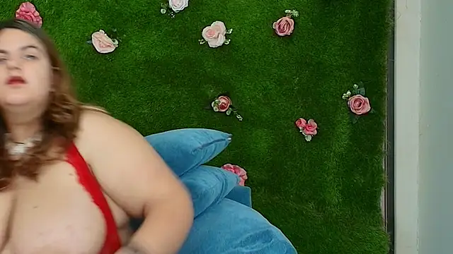 Huge Titties  online show from November 28, 2025, 12:38 pm