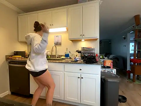 MissSwitch online show from December 4, 2025, 2:38 pm