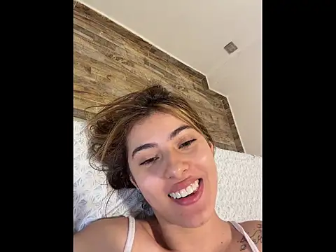 Snapshot of annieesweett chatting on July 5, 2026, 11:44 pm annieesweett online show from July 5, 2026, 11:44 pm