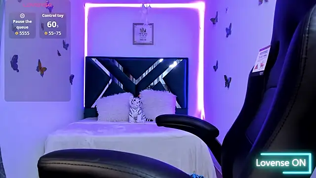 Dana martinezz online show from November 25, 2025, 8:09 pm