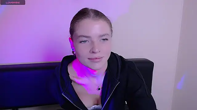 Snapshot of MissOliviaa_ chatting on October 27, 2025, 1:12 pm MissOliviaa  online show from October 27, 2025, 1:12 pm