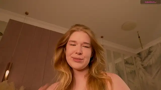 Snapshot of Smiley_Mia chatting on May 10, 2026, 5:11 am Smiley Mia online show from May 10, 2026, 5:11 am
