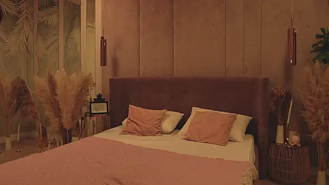 Smiley Mia online show from March 4, 2026, 5:04 am