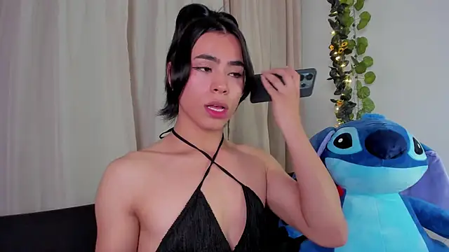 Little michell online show from April 7, 2026, 2:46 am