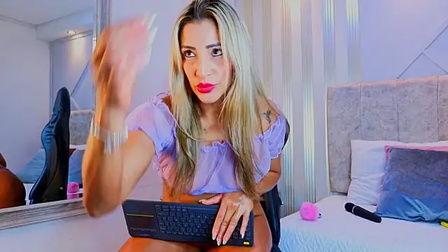 Tayra Pradit online show from April 14, 2026, 7:52 pm