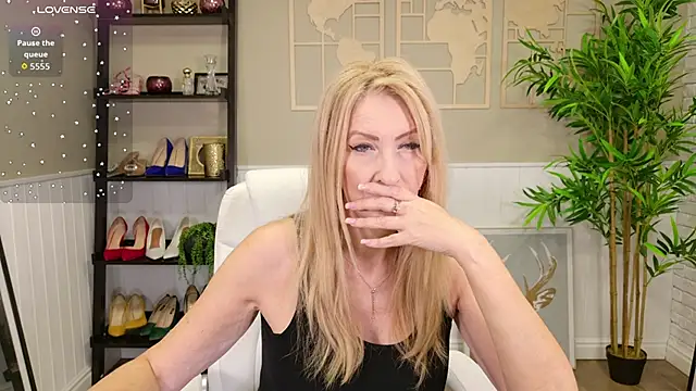 LadyLeea online show from November 7, 2025, 5:23 am