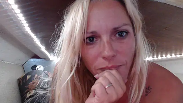 Snapshot of Doucelouve9 chatting on July 16, 2026, 4:59 pm Doucelouve9 online show from July 16, 2026, 4:59 pm