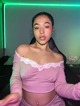 Snapshot of Crystal_Dluna chatting on December 5, 2025, 4:05 pm Crystal Dluna online show from December 5, 2025, 4:05 pm