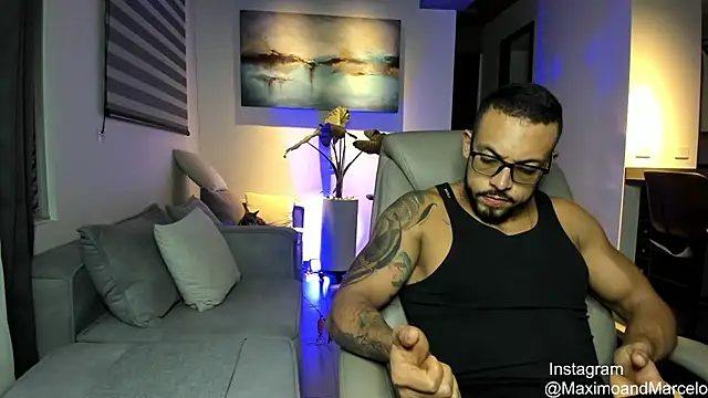 Snapshot of Maximo_Marcelo chatting on March 18, 2025, 11:20 pm Maximo Marcelo online show from March 18, 2025, 11:20 pm