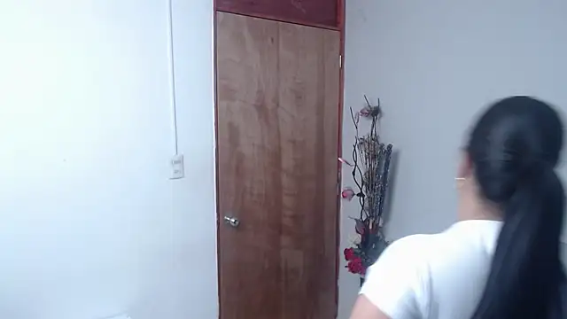 Nicol Love0 online show from March 19, 2025, 5:17 pm