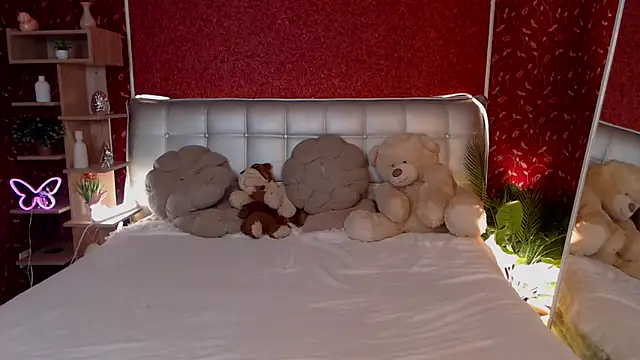 AuroraAksnesss online show from September 17, 2025, 4:03 am