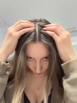 viviandaimond1 online show from April 18, 2026, 7:58 pm