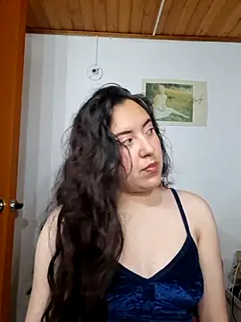 Emi chik online show from April 22, 2026, 10:33 am