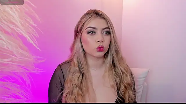 Snapshot of thaliafox_ chatting on February 19, 2025, 9:36 pm thaliafox online show from February 19, 2025, 9:36 pm