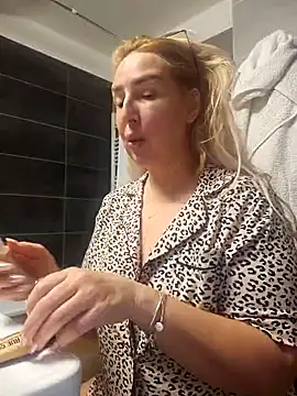 Snapshot of MariaRichi_ chatting on March 23, 2025, 7:42 am MariaRichi  online show from March 23, 2025, 7:42 am