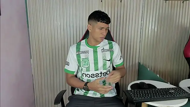 Snapshot of yei-sant chatting on November 9, 2025, 3:43 am yei-sant online show from November 9, 2025, 3:43 am