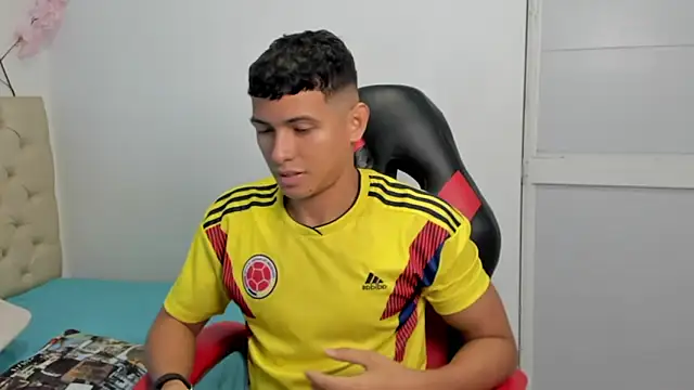 Snapshot of yei-sant chatting on October 25, 2025, 2:44 am yei-sant online show from October 25, 2025, 2:44 am