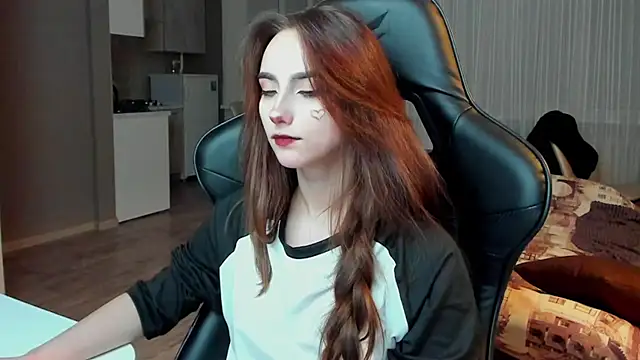 Snapshot of SilverDream chatting on February 19, 2025, 11:57 pm SilverDream online show from February 19, 2025, 11:57 pm