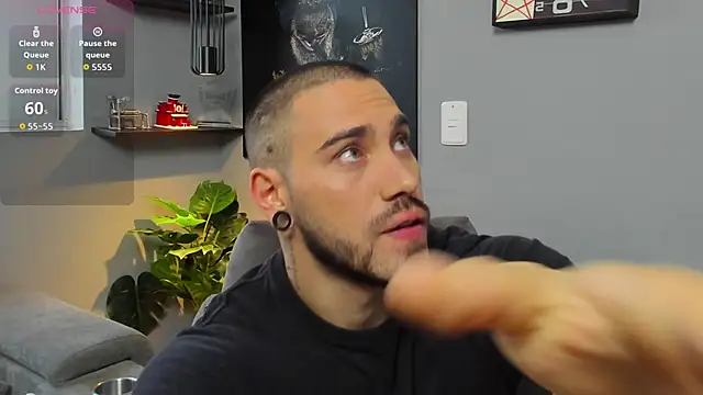 Snapshot of Giorgio-Leone chatting on December 17, 2025, 10:37 pm Giorgio-Leone online show from December 17, 2025, 10:37 pm