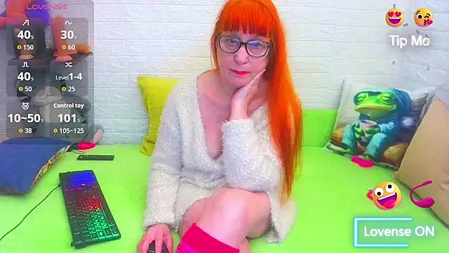 Snapshot of RedHousewife chatting on November 27, 2025, 3:56 pm RedHousewife online show from November 27, 2025, 3:56 pm