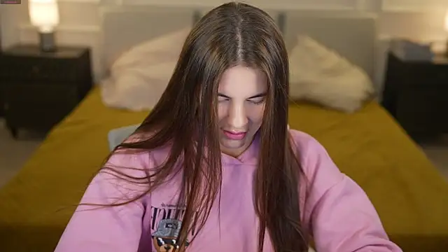 Julia  Star  online show from September 27, 2025, 8:31 am