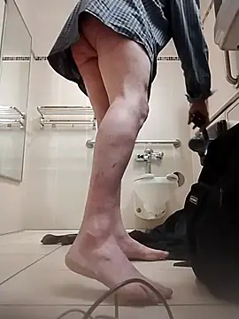 Snapshot of axelongshaft69 chatting on December 3, 2025, 11:36 pm axelongshaft69 online show from December 3, 2025, 11:36 pm