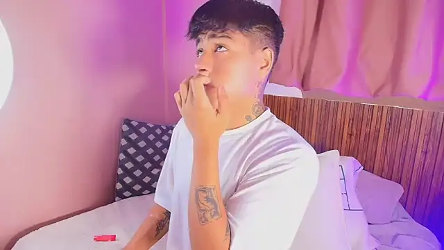 kiing azahell online show from March 17, 2026, 10:13 pm