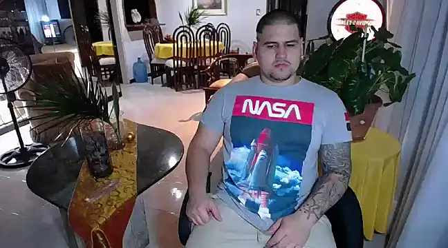 Snapshot of pitbullveryhot chatting on February 8, 2025, 8:52 am pitbullveryhot online show from February 8, 2025, 8:52 am