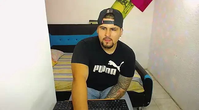 Snapshot of pitbullveryhot chatting on March 18, 2025, 9:43 pm pitbullveryhot online show from March 18, 2025, 9:43 pm