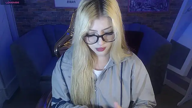 Snapshot of Kitty_fox_b chatting on March 18, 2025, 12:50 pm Kitty fox b online show from March 18, 2025, 12:50 pm