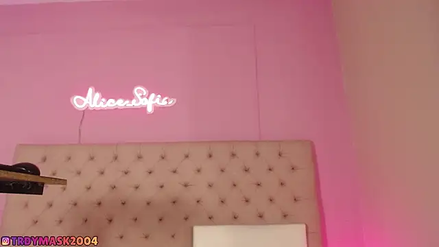 alice sofia online show from April 18, 2026, 7:58 pm