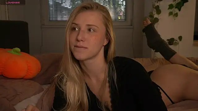 ArianaMur online show from April 12, 2026, 5:33 am