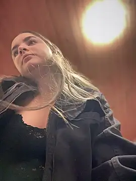 Snapshot of imlindapink chatting on October 22, 2025, 4:28 pm imlindapink online show from October 22, 2025, 4:28 pm