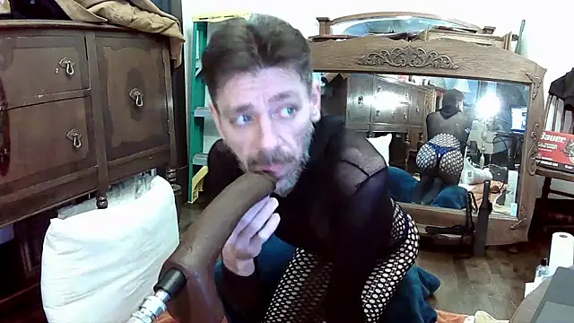 MaxJr8008 online show from November 23, 2025, 7:07 am