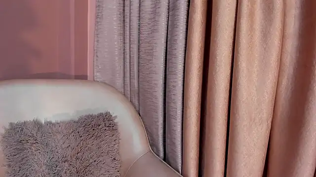 Snapshot of LaraGoldd chatting on November 10, 2025, 11:43 pm LaraGoldd online show from November 10, 2025, 11:43 pm