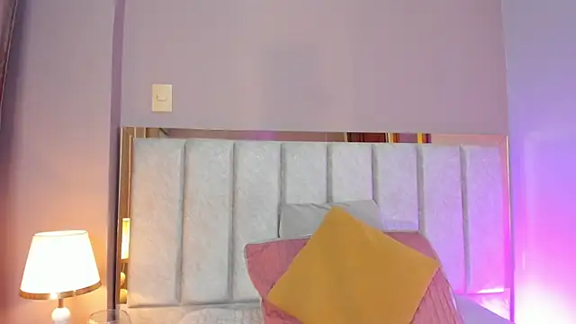 Snapshot of LaraGoldd chatting on October 23, 2025, 10:52 pm LaraGoldd online show from October 23, 2025, 10:52 pm