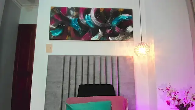 Snapshot of LaraGoldd chatting on October 9, 2025, 12:33 am LaraGoldd online show from October 9, 2025, 12:33 am