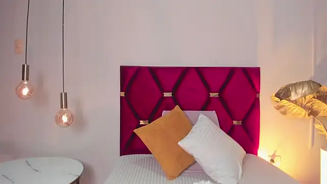 Snapshot of LaraGoldd chatting on September 16, 2025, 12:44 am LaraGoldd online show from September 16, 2025, 12:44 am