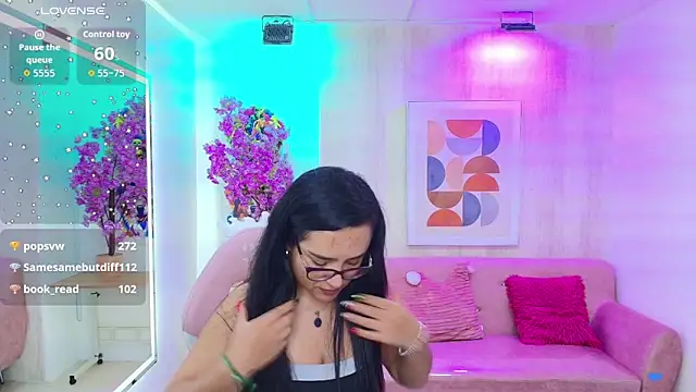 Snapshot of Tiara_rr chatting on November 18, 2025, 7:55 am Tiara rr online show from November 18, 2025, 7:55 am